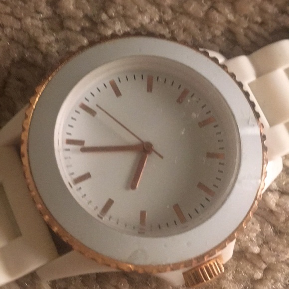 A white watch with rose gold - Picture 3 of 4
